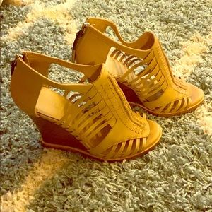 L.A.M.B nude/tan leather heeled sandal